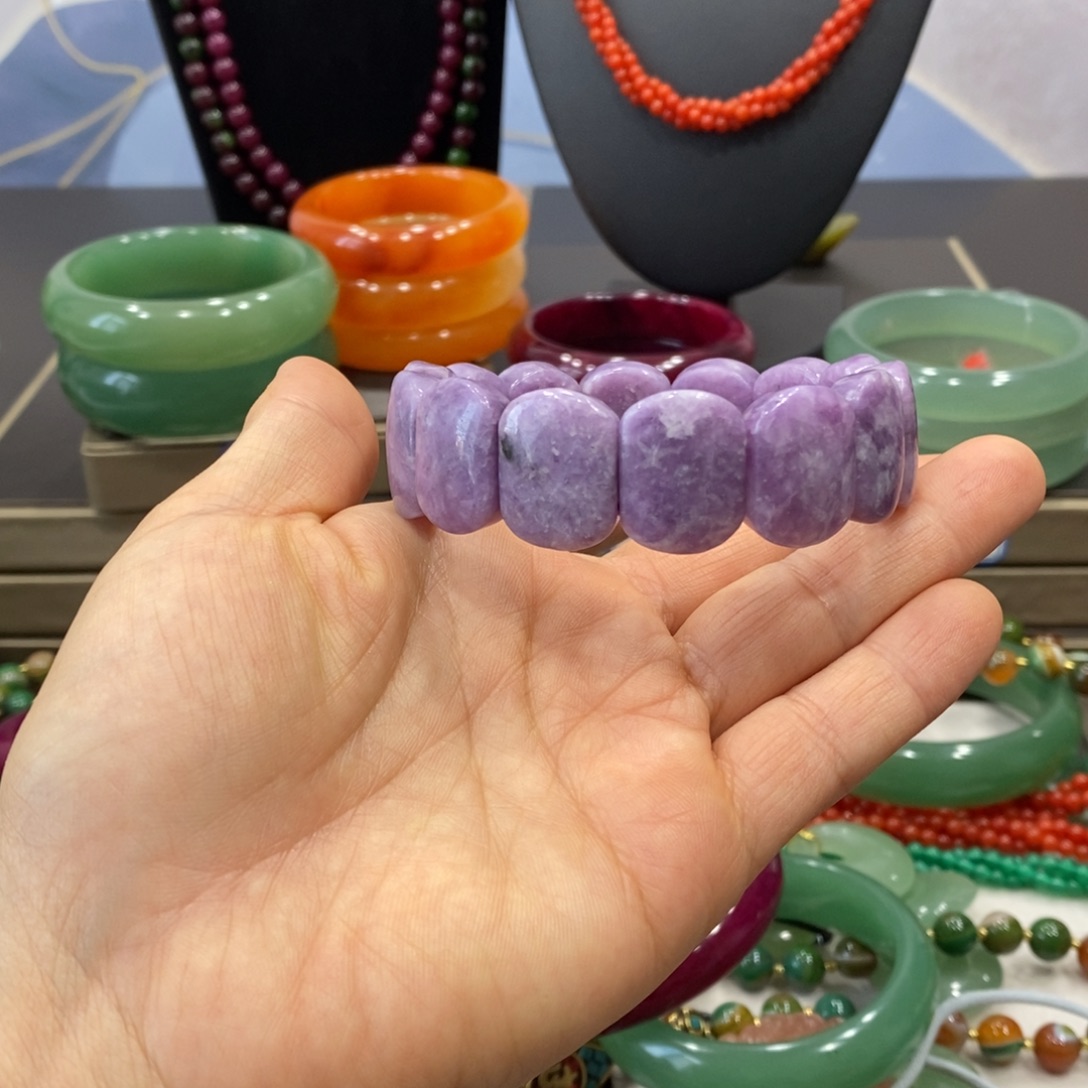 石英岩玉未镶嵌颈饰