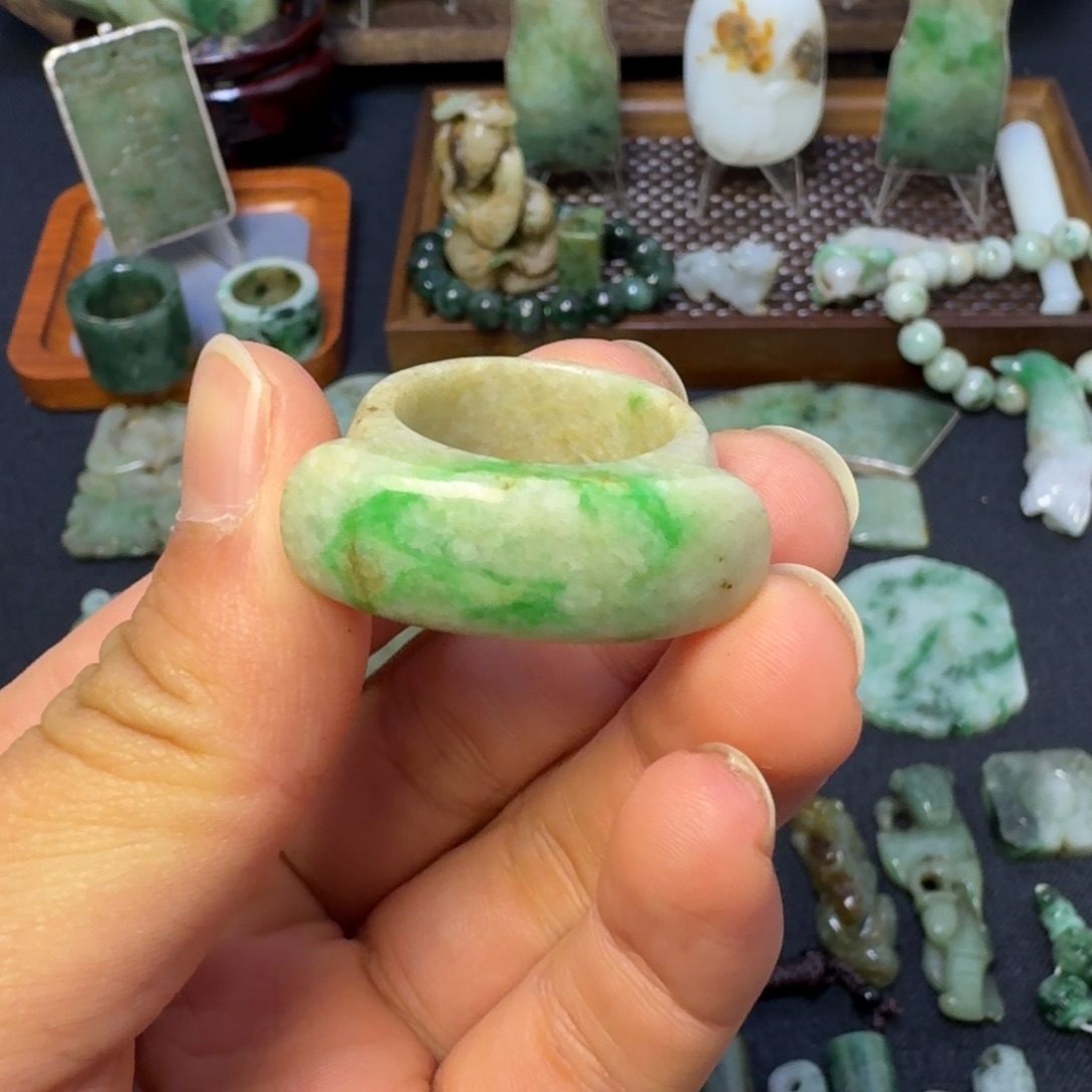 翡翠颈饰未镶嵌翡翠颈饰未镶嵌..
