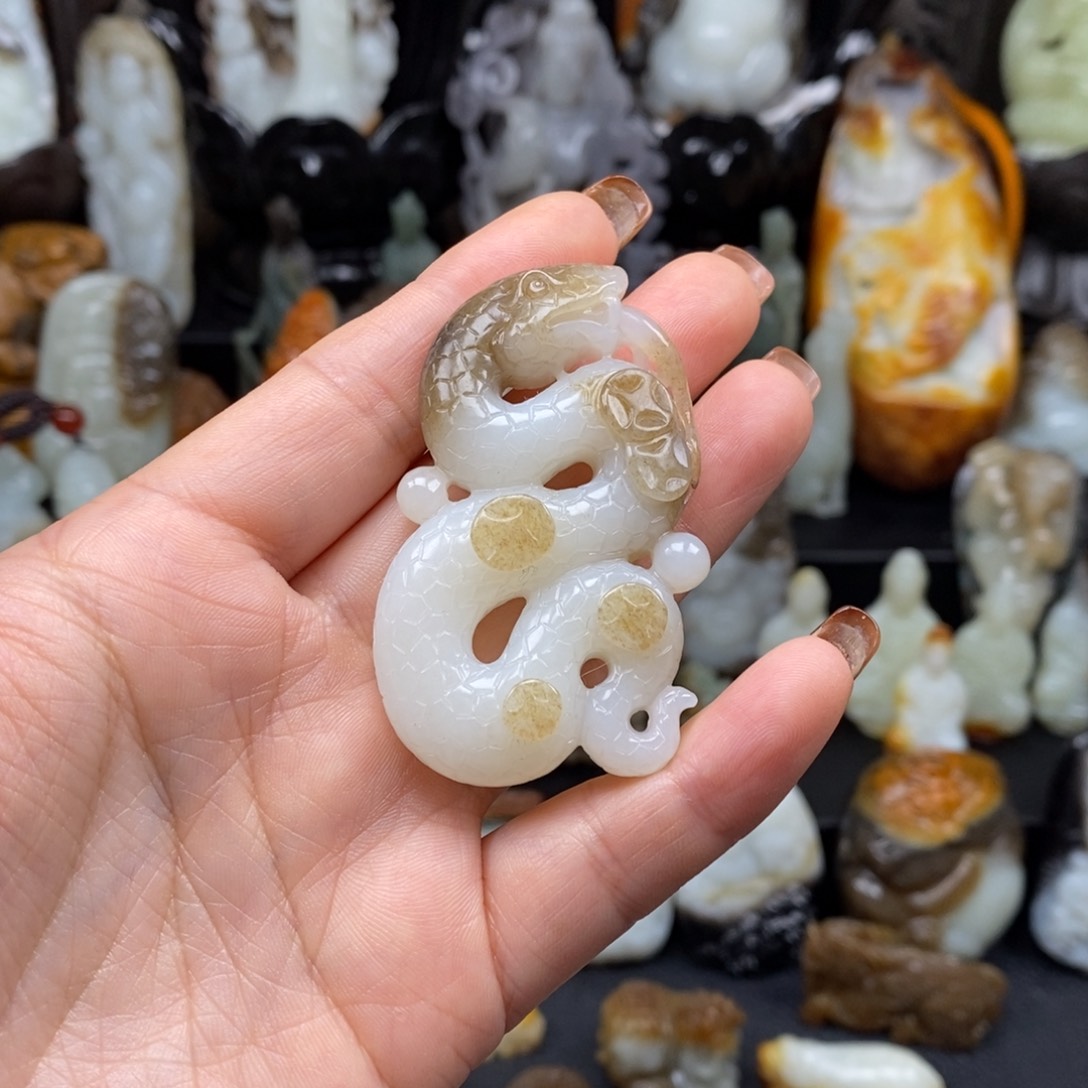 和田玉颈饰未镶嵌会****鱼