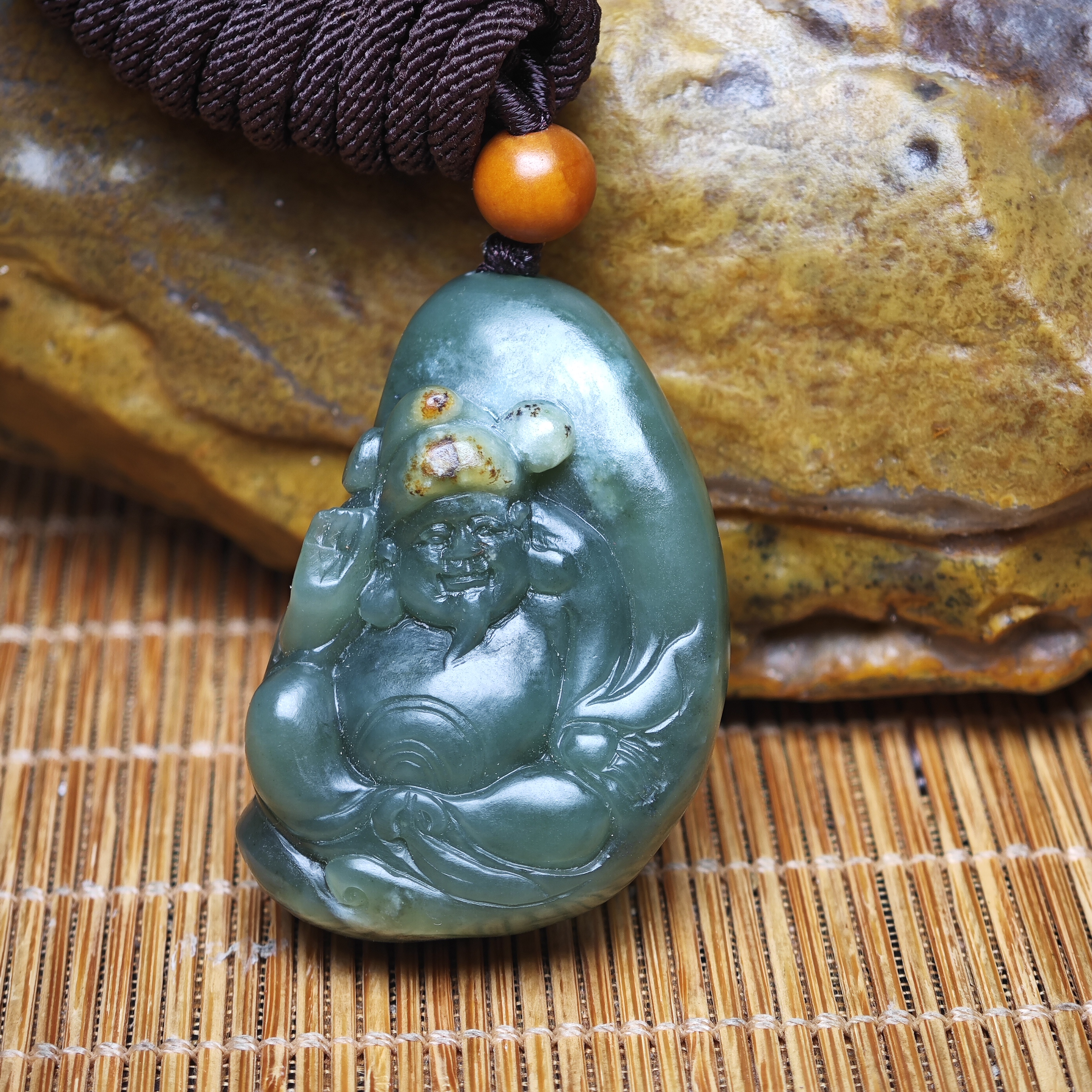 天然河磨玉财神挂坠，挂件。析木绿，油性好。
