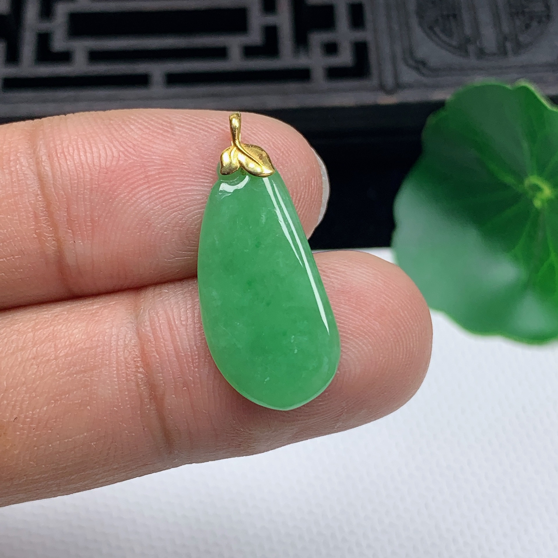 天然翡翠A货18K金扣精美满绿福瓜吊坠尺寸23.7*11.4*2.1mm