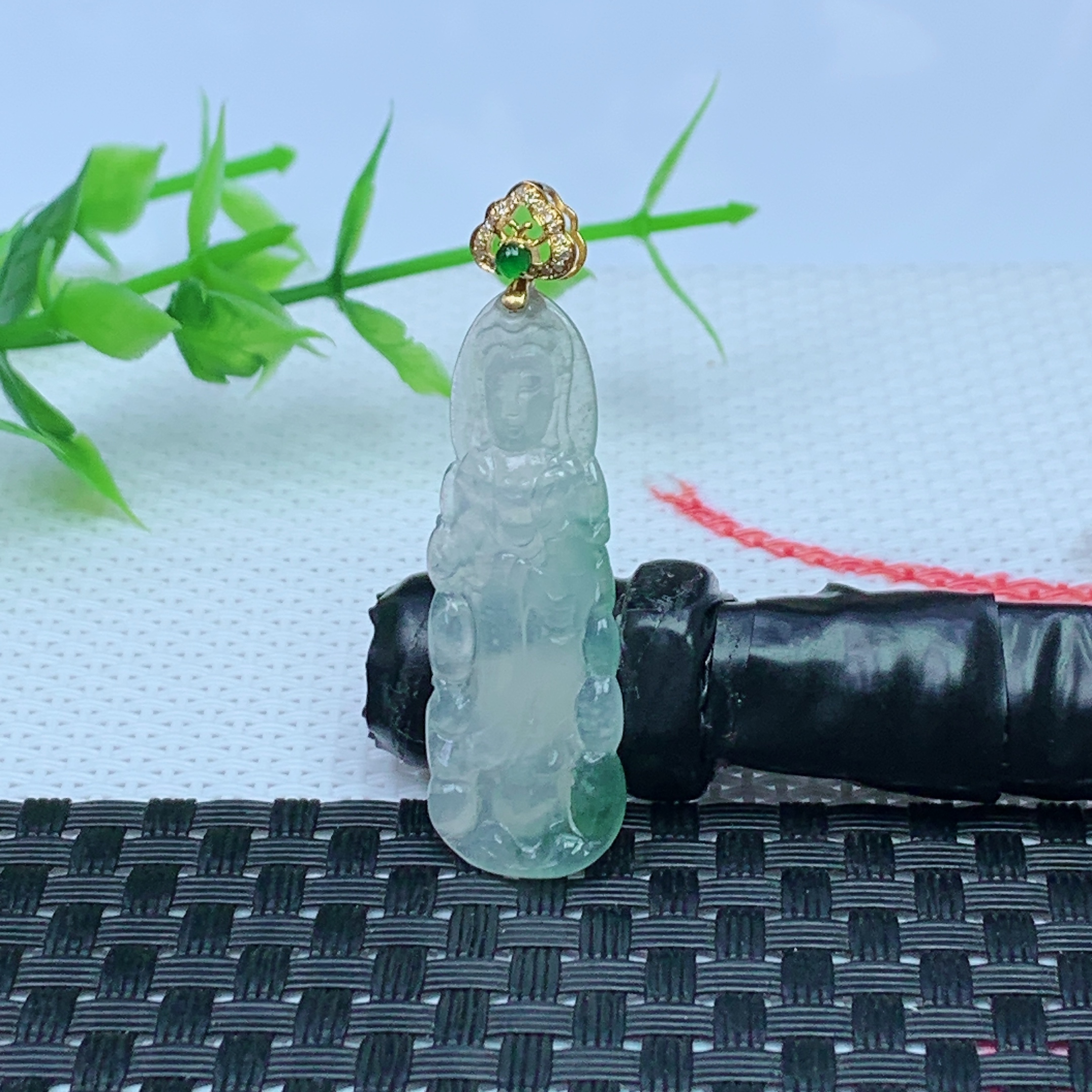 缅甸天然A货翡翠 18K金扣头冰飘花观音吊坠 尺寸；43.5*12.8*2.4mm