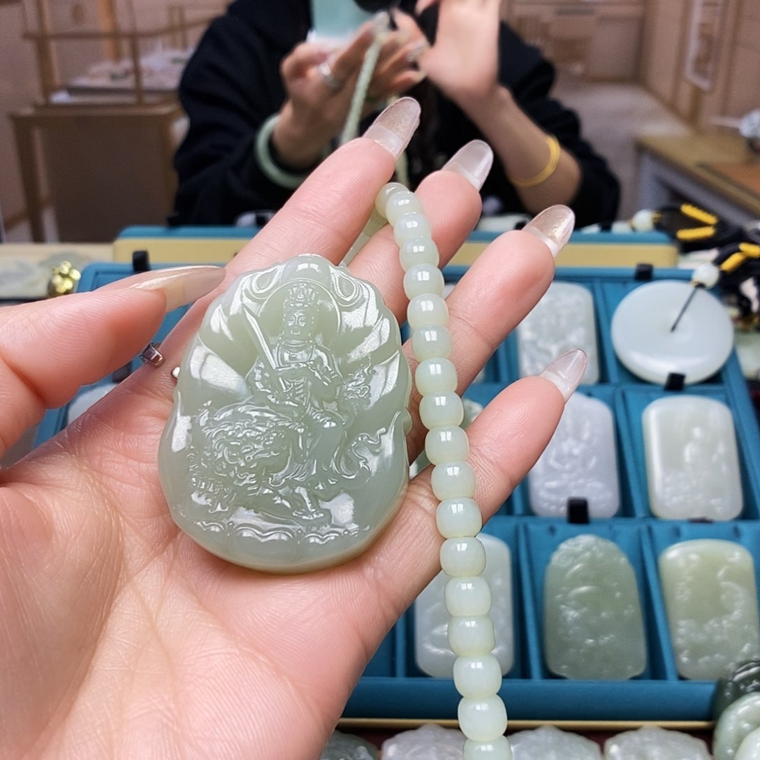 和田玉颈饰未镶嵌老*。