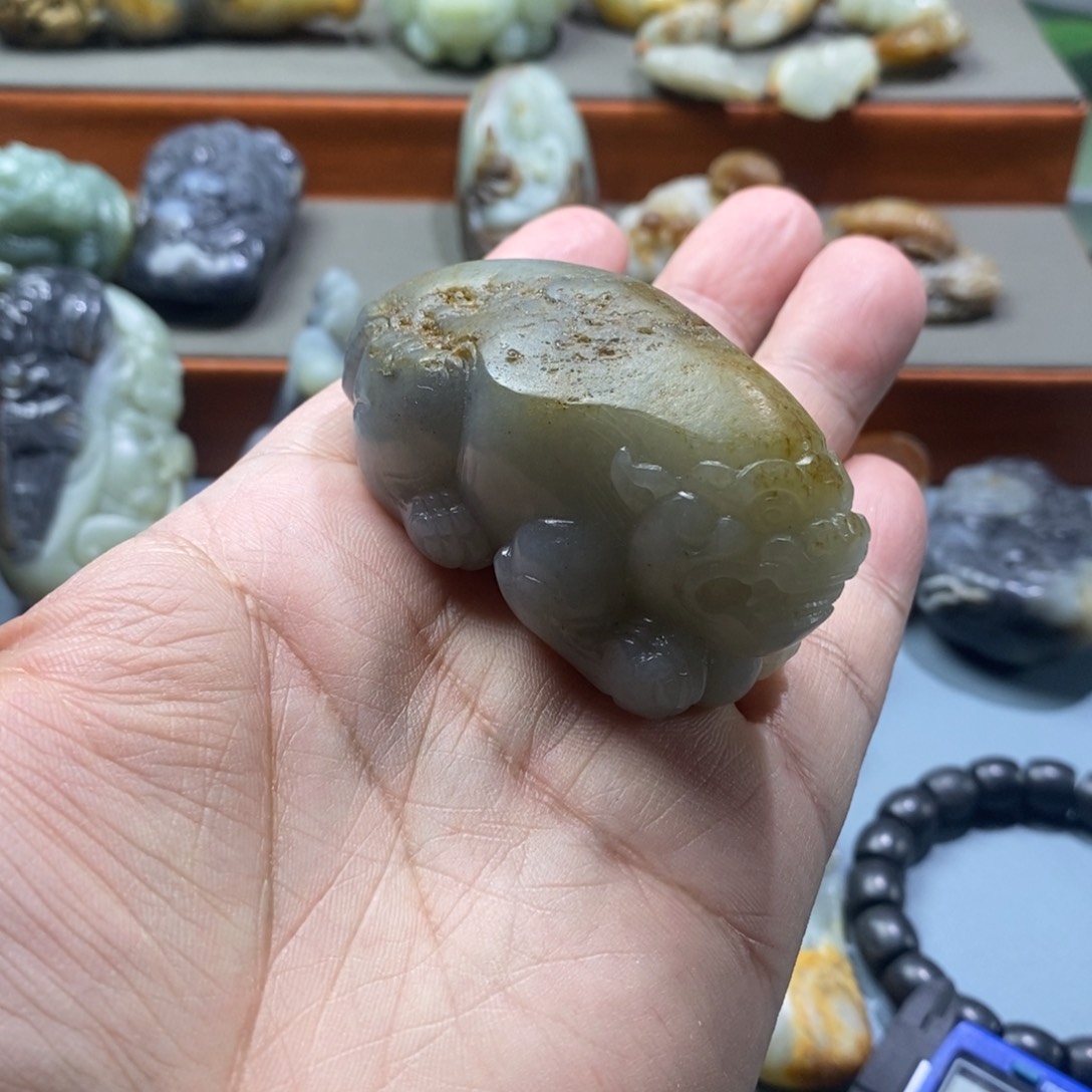 楼***上和田玉未镶嵌把件