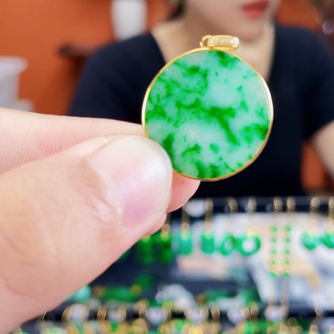 翡翠18K金镶嵌耳饰