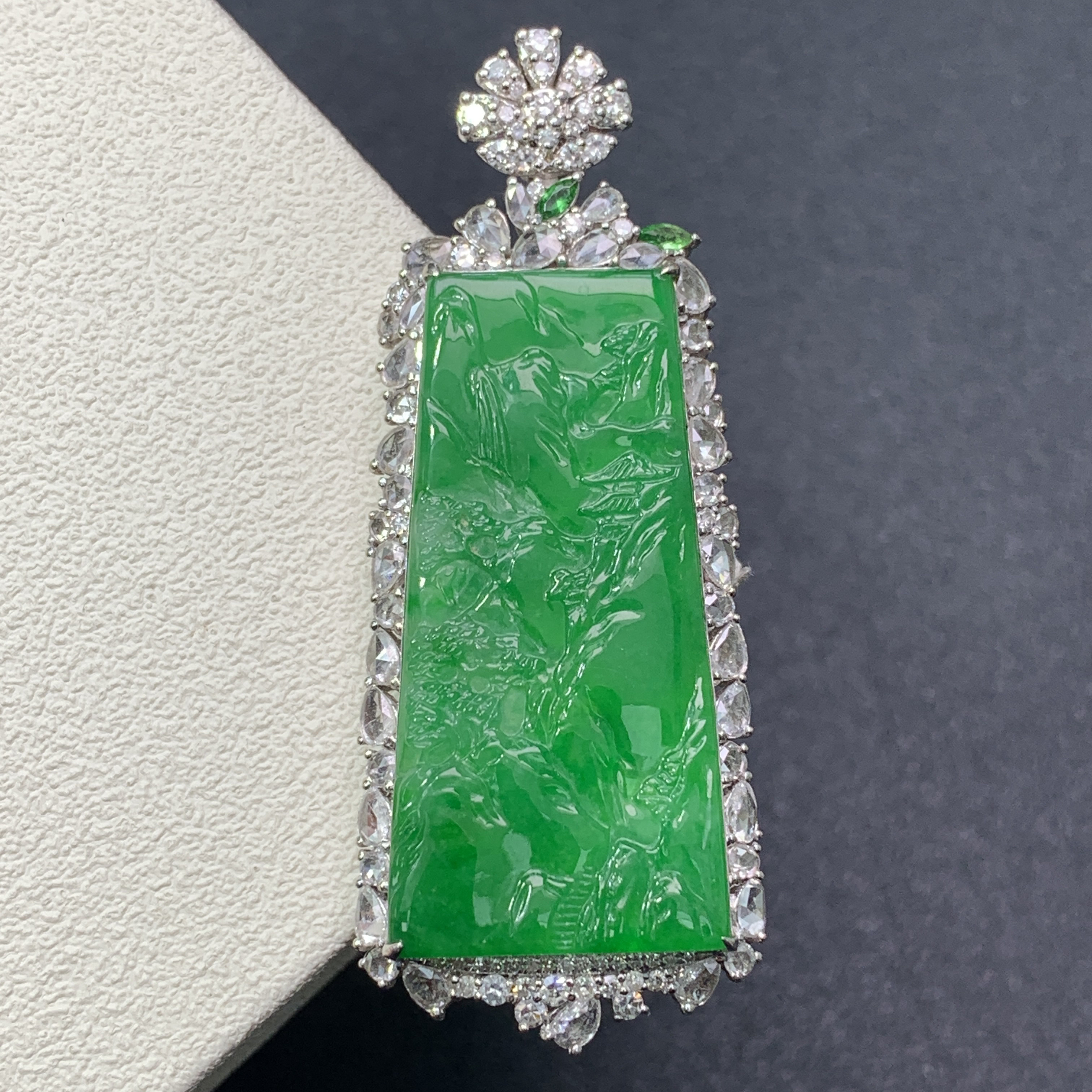 新品推荐·18k金浓阳绿山水牌缅A翡翠玉石吊坠豪镶大尺寸