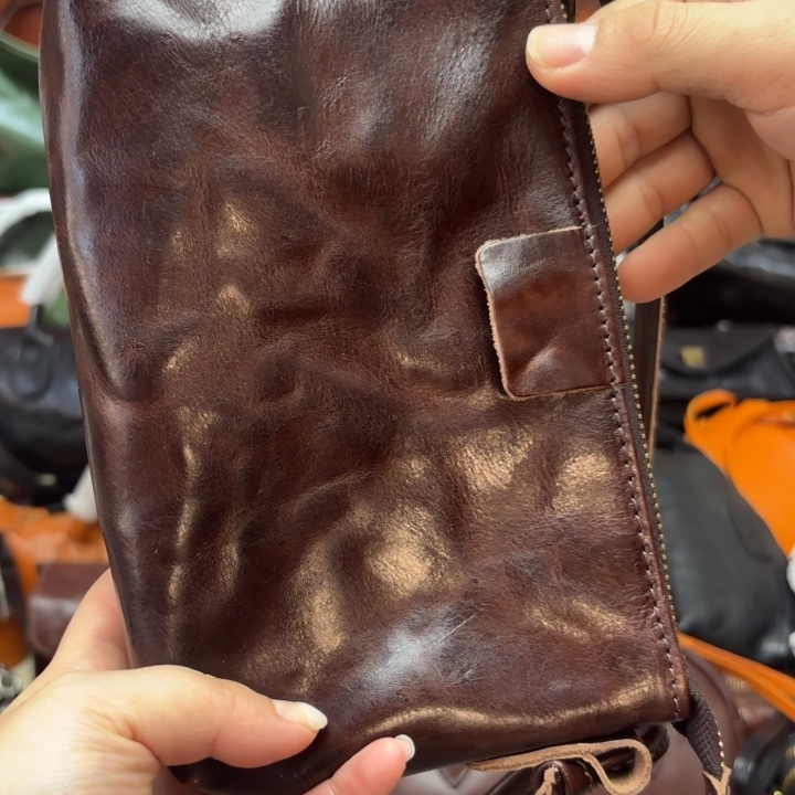 头层牛皮咖啡色斜挎包