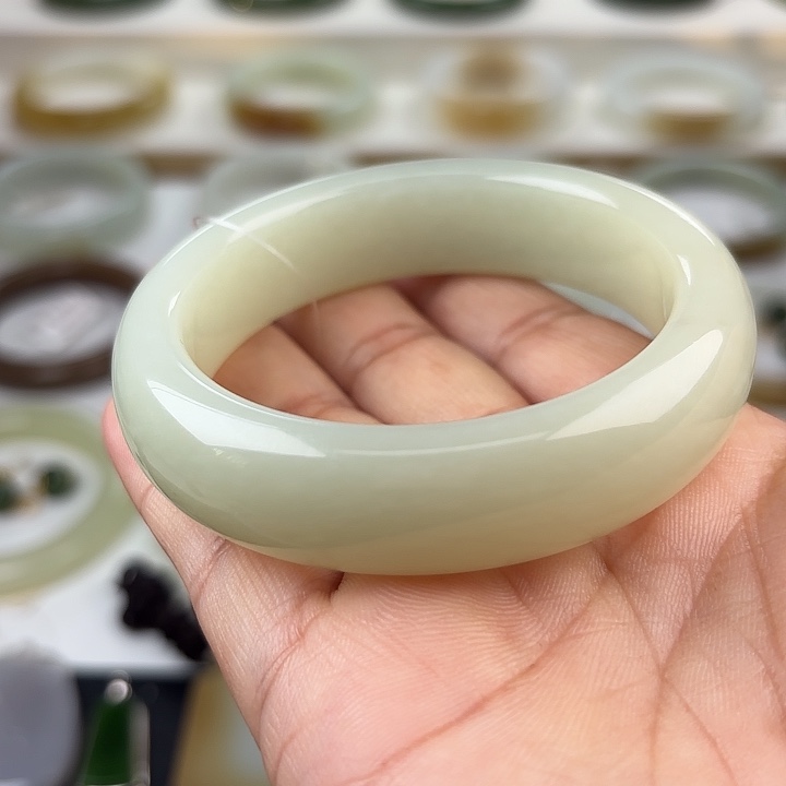 和田玉未镶嵌手镯