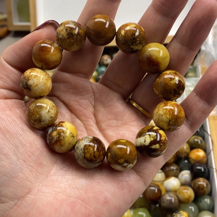 凝****蛇纹石玉未镶嵌颈饰