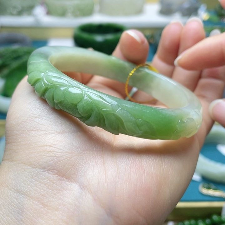 和田玉手镯60圈口。编号12未镶嵌