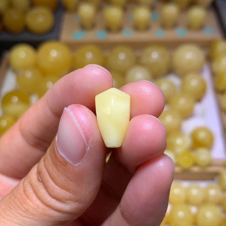 蜜蜡裸石未镶嵌天然俄料浓白花蜜蜡鲨鱼背三通9.4