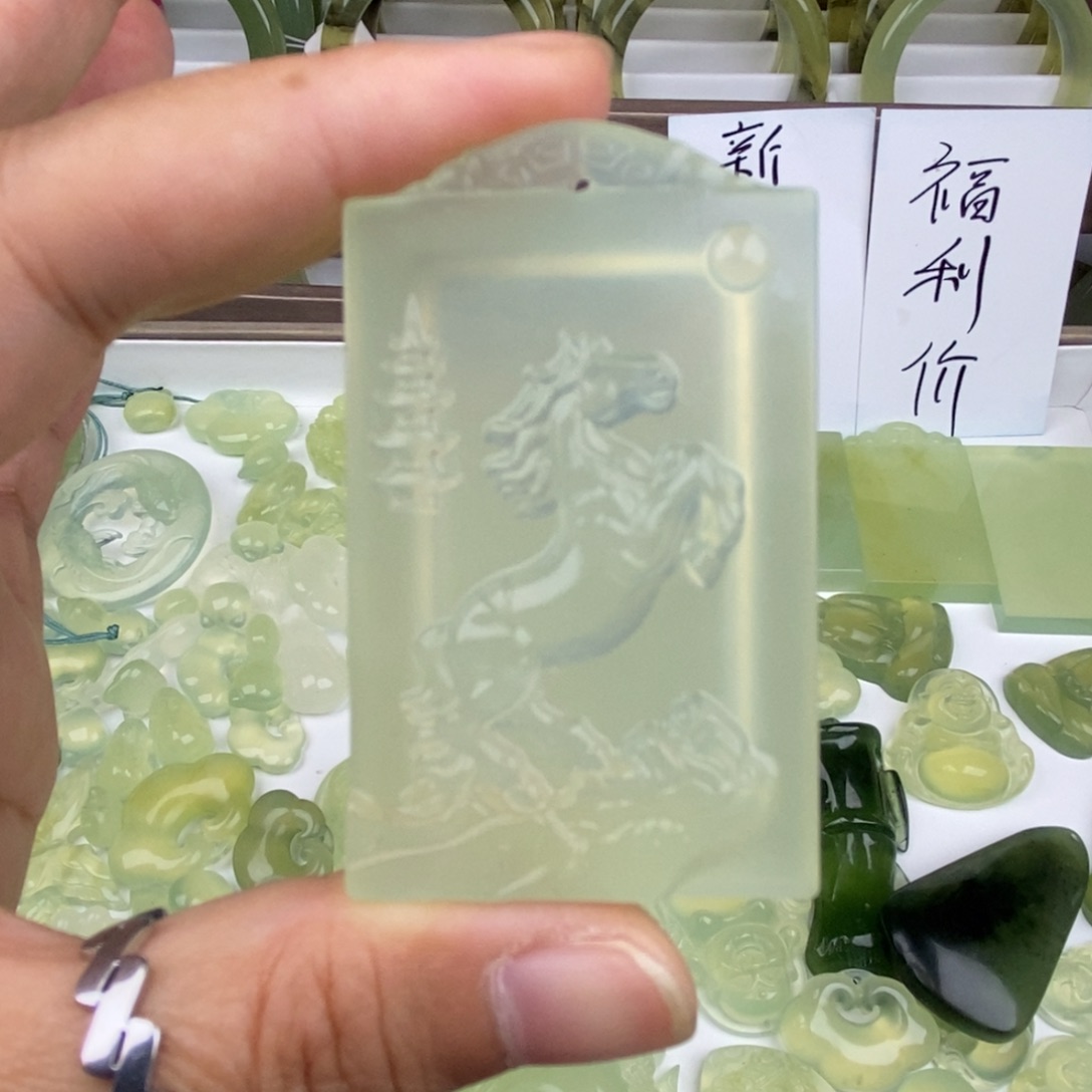 蛇纹石玉未镶嵌颈饰