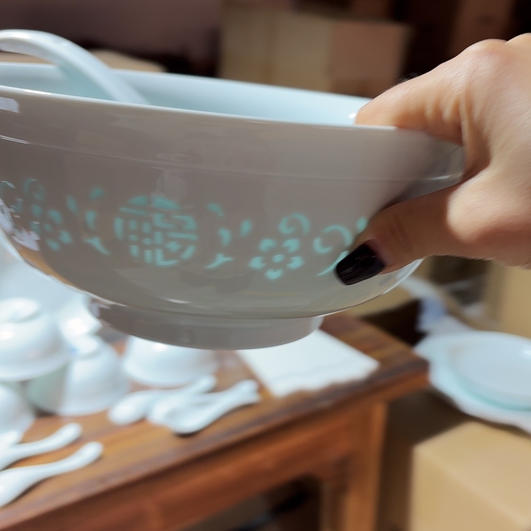 阿***东白瓷9英寸汤碗一个、大勺一个好的