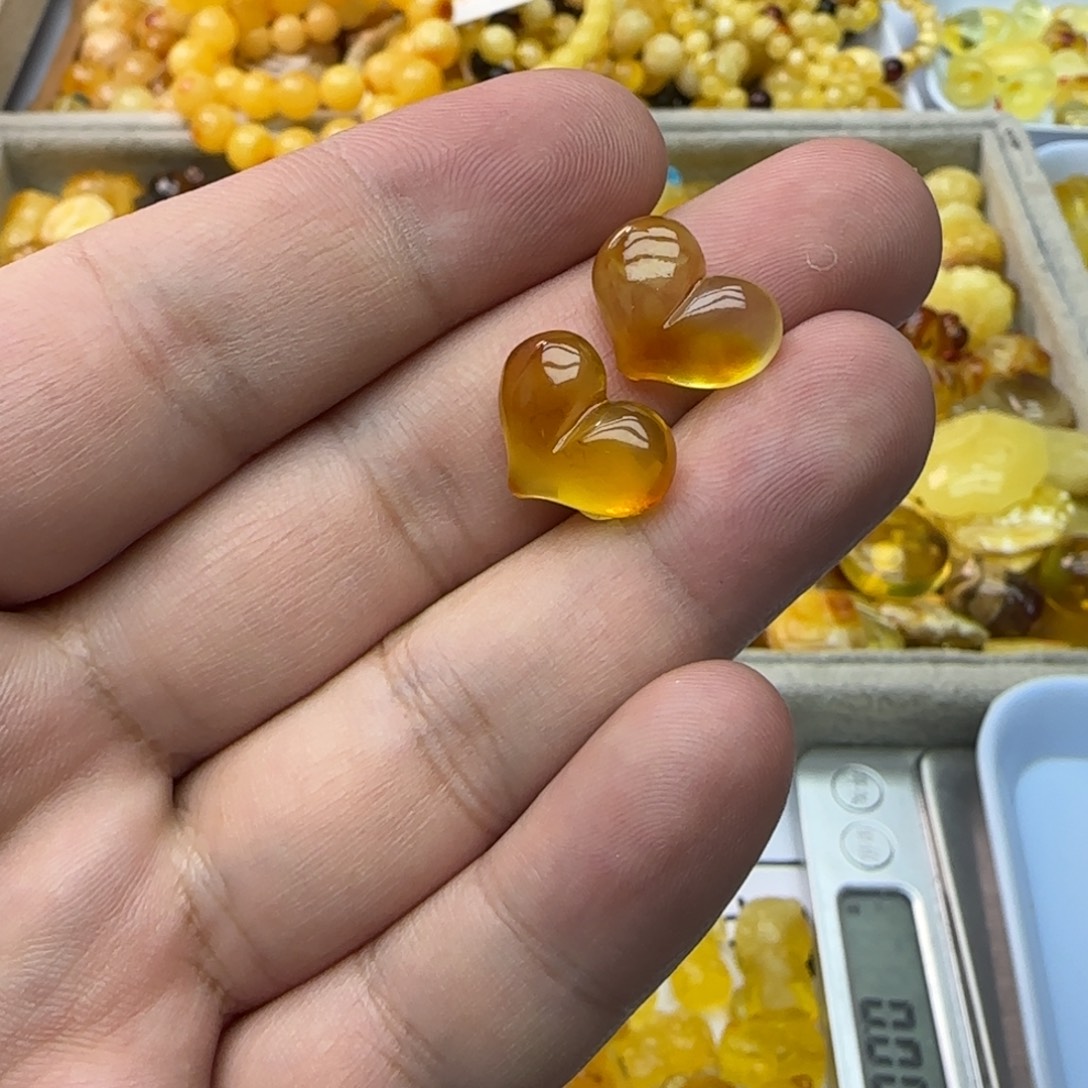 琥珀未镶嵌裸石1.29克有瑕