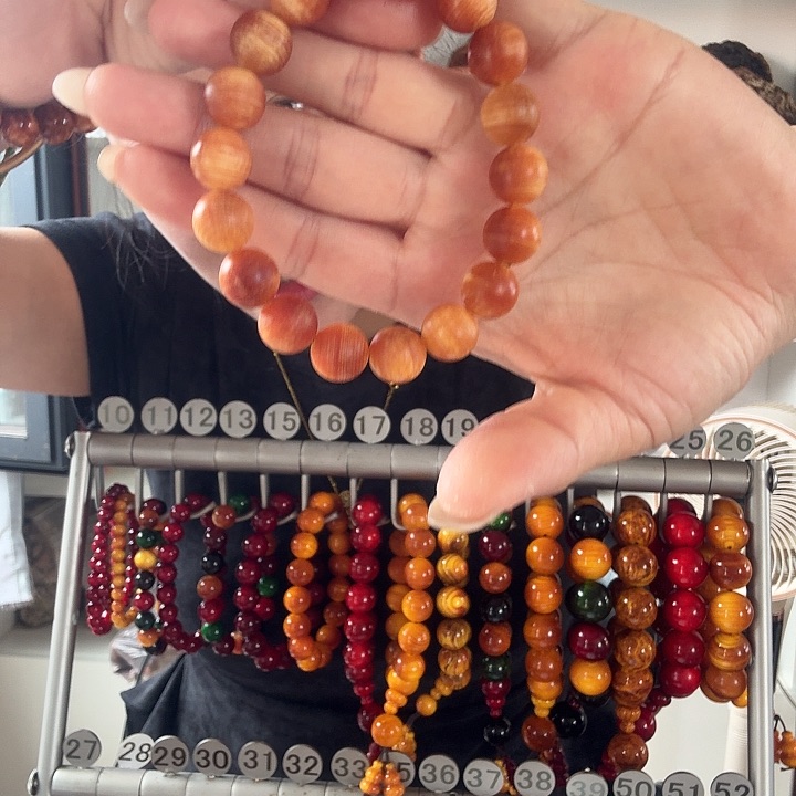 松木固化仿琥珀木手串1.2爆透女款