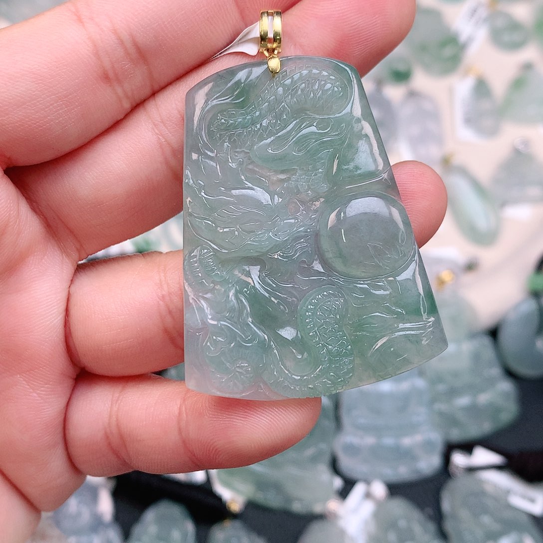 翡翠颈饰18K金镶嵌龙牌