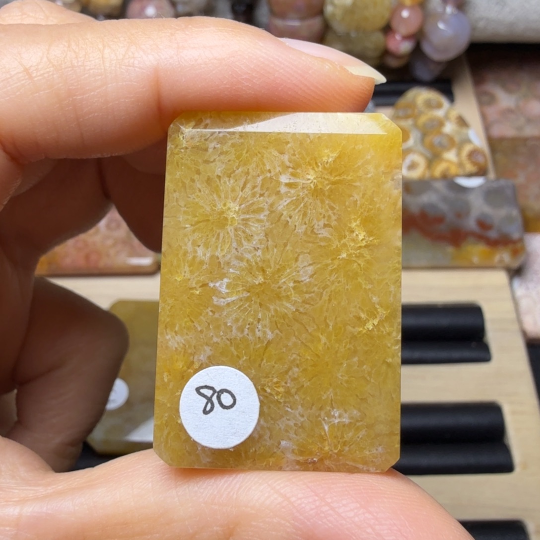 硅化玉未镶嵌绿糖花，背面白花有骨骼