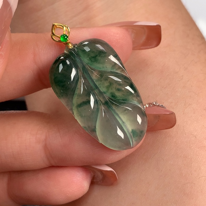 翡翠颈饰18K金镶嵌比**?叶子