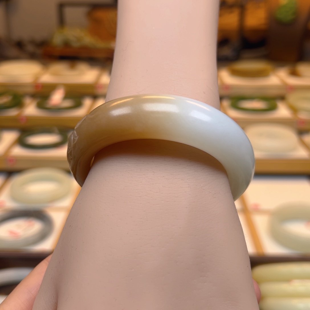 和田玉手镯未镶嵌4