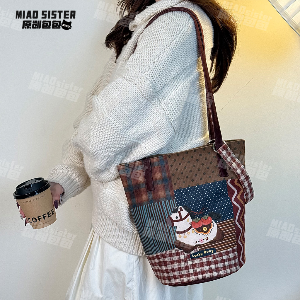 格纹小飞马复古拼接单肩包印花水桶包大容量百搭通勤帆布包新款B