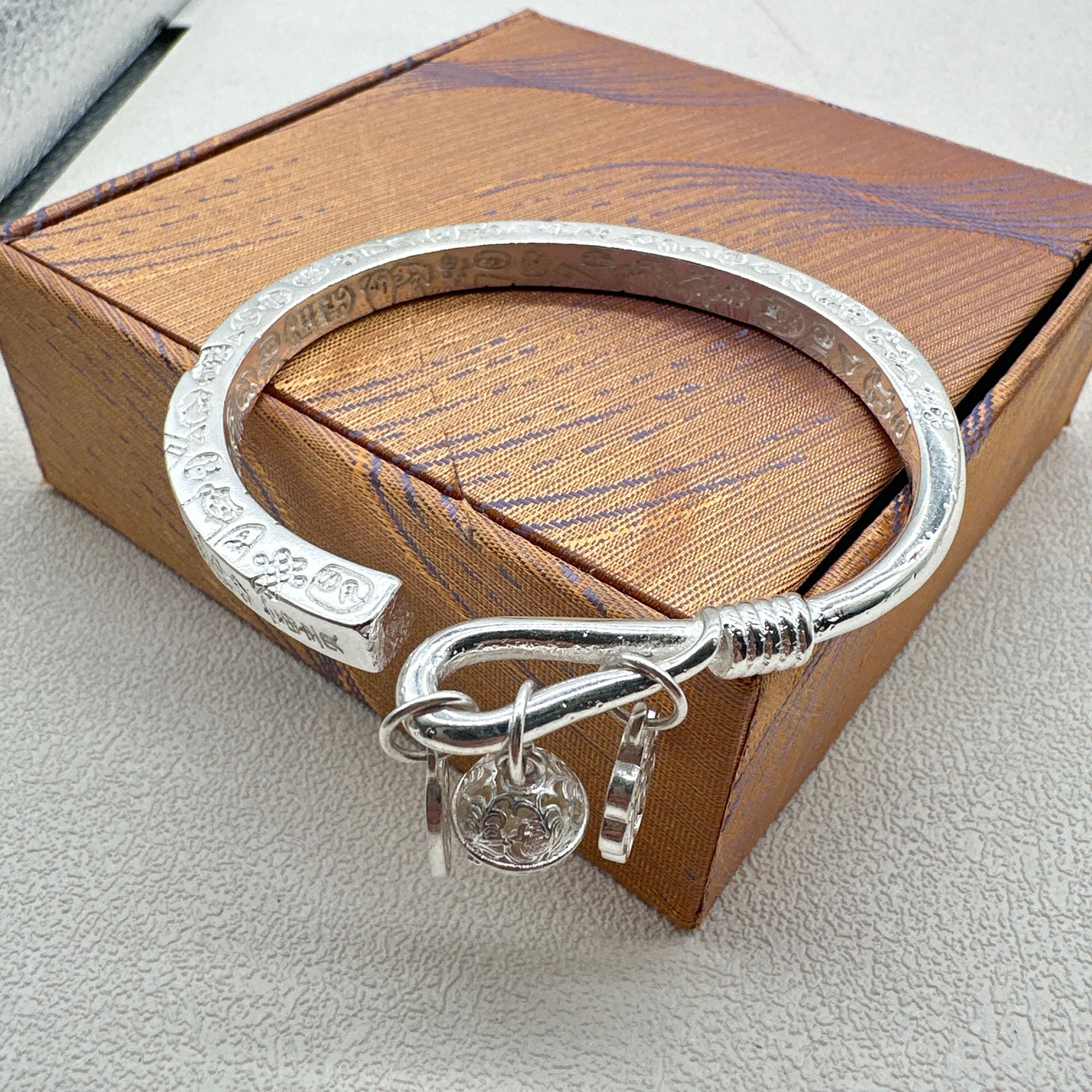 足银手镯 足银999.9手镯 开口描金卷草纹复古手工精美银镯子