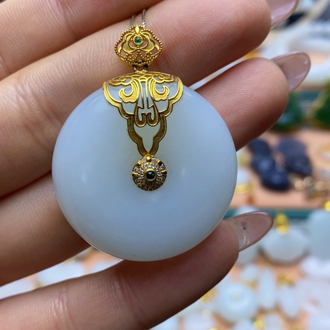 和田玉颈饰18K金镶嵌雨*