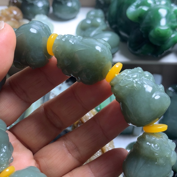 逆***鱼和田玉未镶嵌颈饰