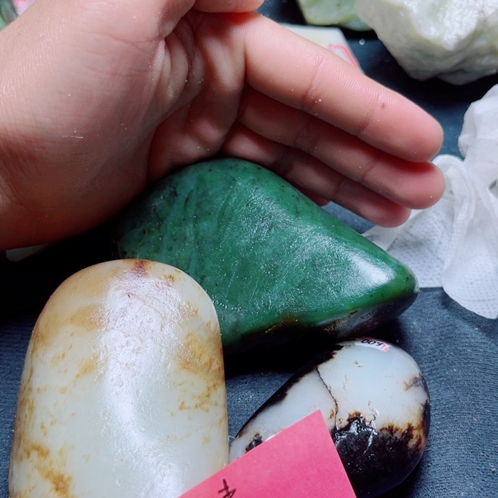 用***事和田玉（糖玉）未镶嵌珠宝奇石