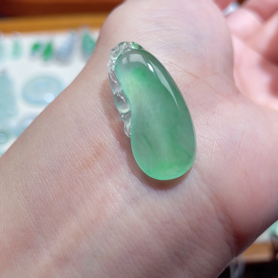 翡翠未镶嵌颈饰瓜