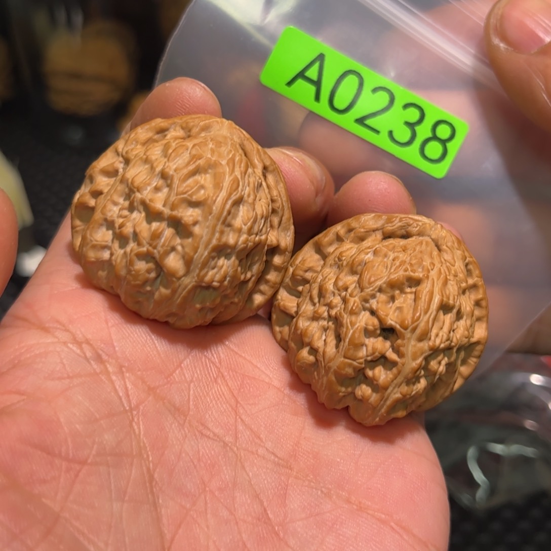 文玩核桃吊坠三角白