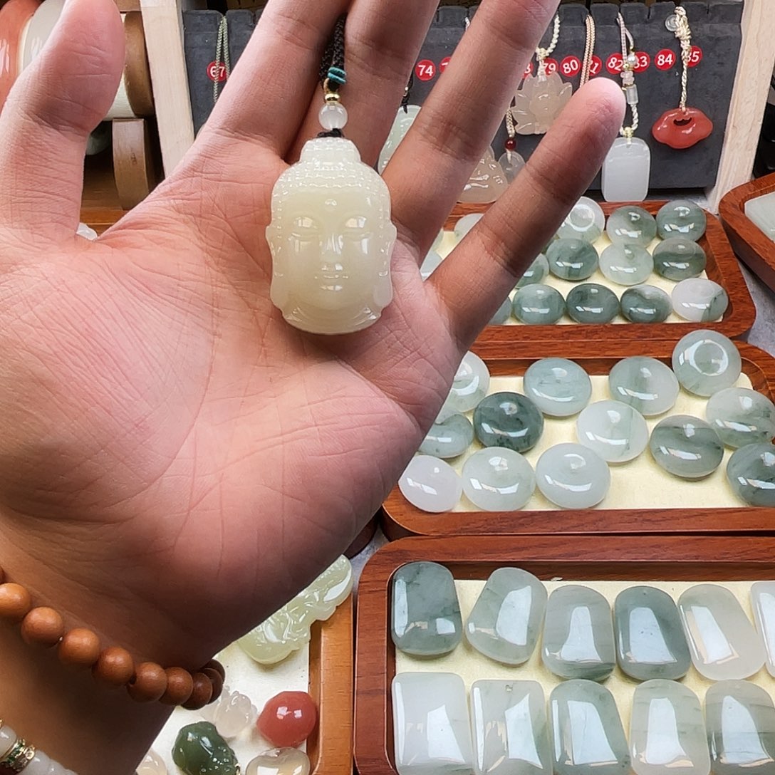 石英质玉未镶嵌颈饰