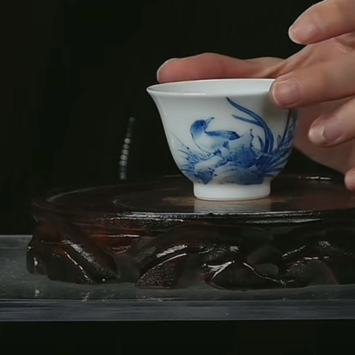 Y青花洞石花鸟纹杯