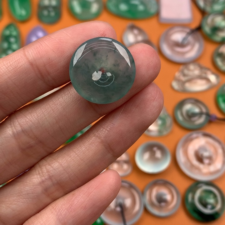 翡翠挂件未镶嵌….