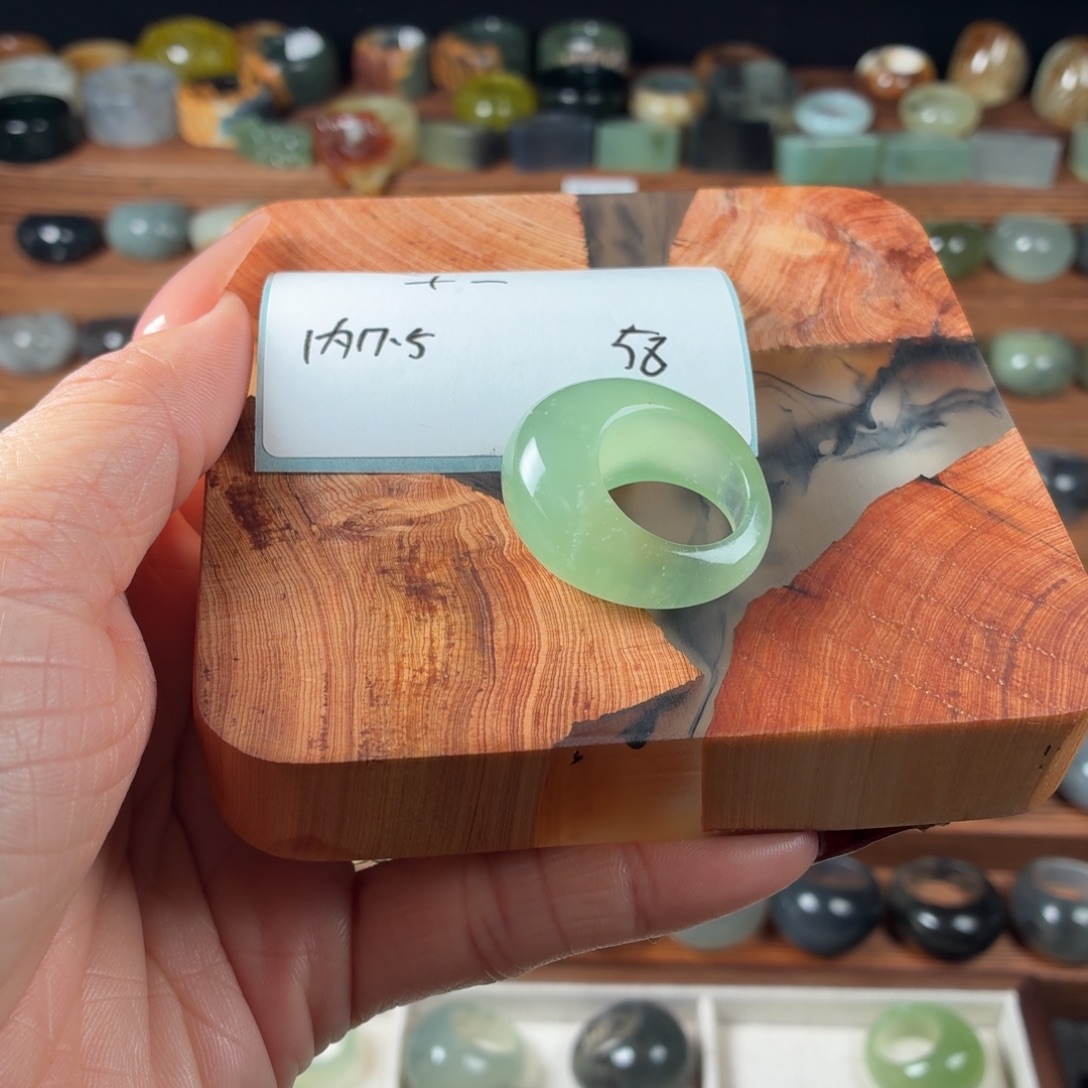 十***一蛇纹石玉未镶嵌戒指