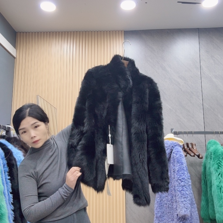 李*心209黑色直毛托卡立领