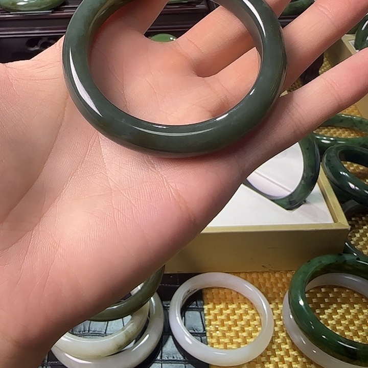 未镶嵌手镯和田玉