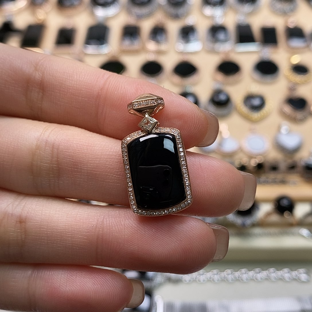 翡翠颈饰18K金镶嵌天然翡翠墨翠