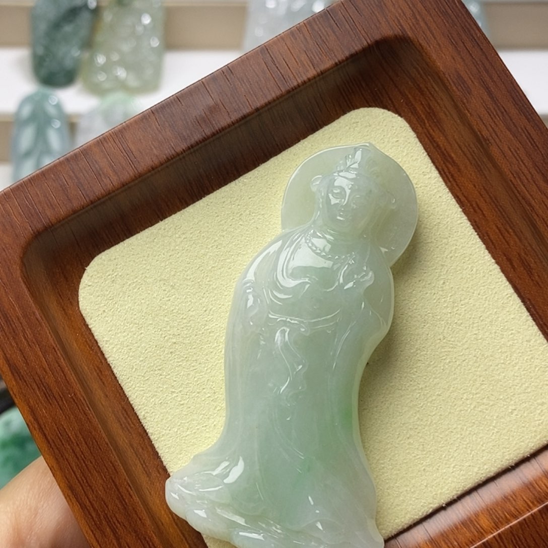 翡翠未镶嵌颈饰站观音