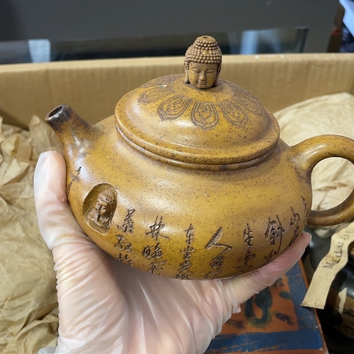 紫砂茶壶矿泥料手工制作的一把紫砂壶。