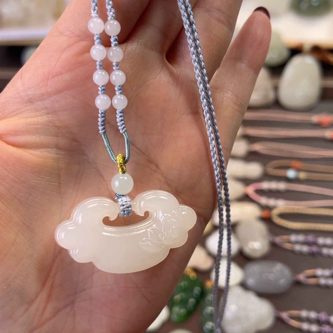 和田玉颈饰未镶嵌锁