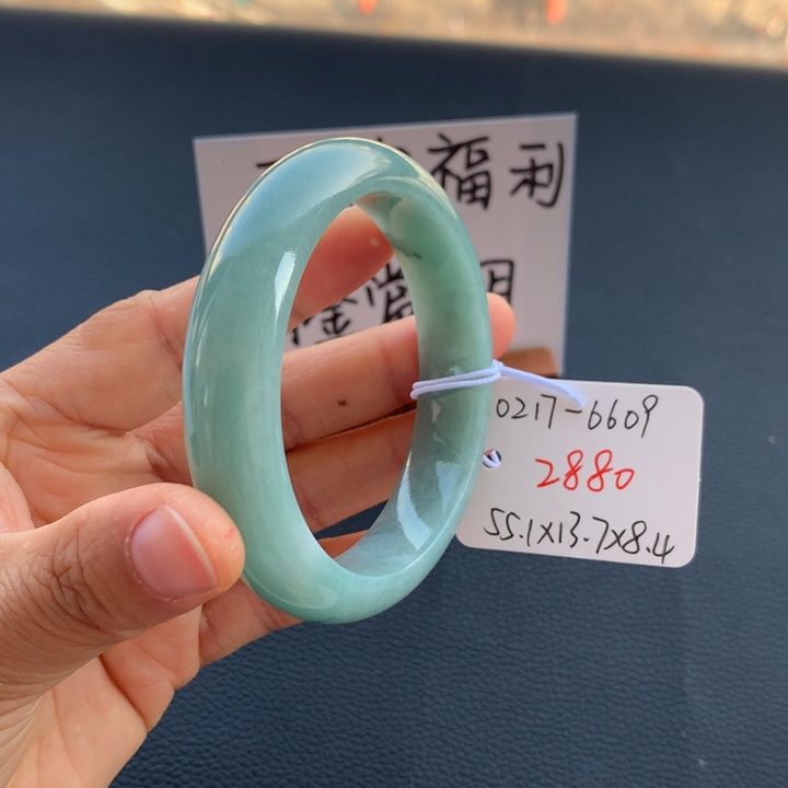 翡翠手镯未镶嵌翡翠手镯