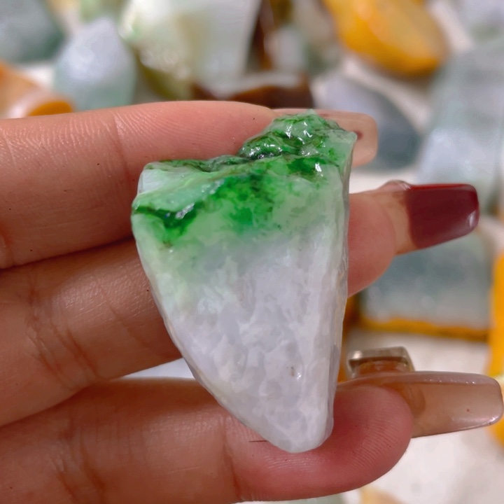 翡翠挂件未镶嵌時****?翡翠