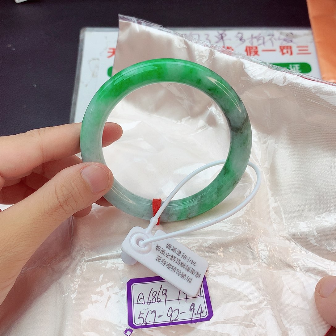 翡翠手镯未镶嵌翡翠