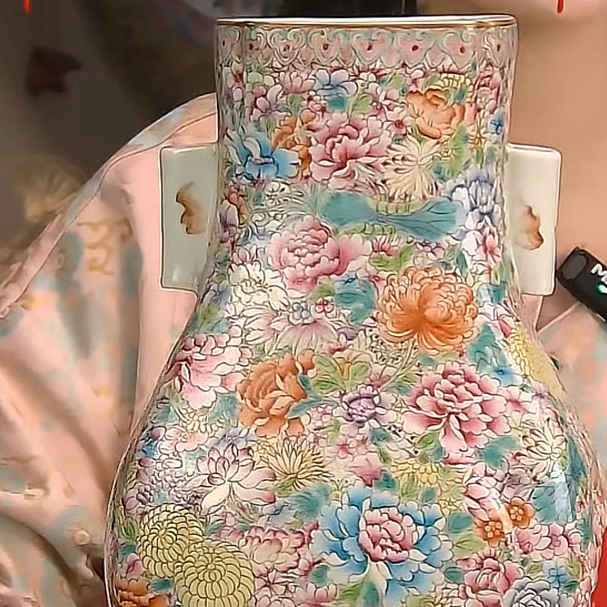 收藏/古玩清粉彩万花不落地双贯耳赏瓶