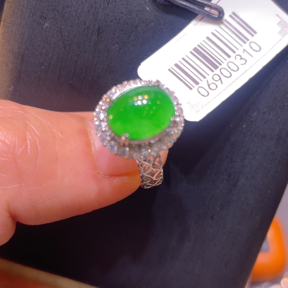 翡翠未镶嵌颈饰戒指