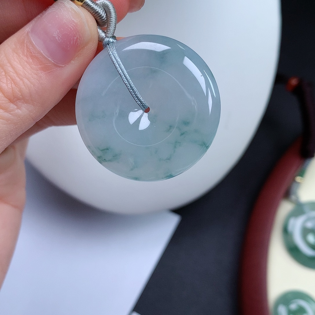 翡翠颈饰未镶嵌平安扣