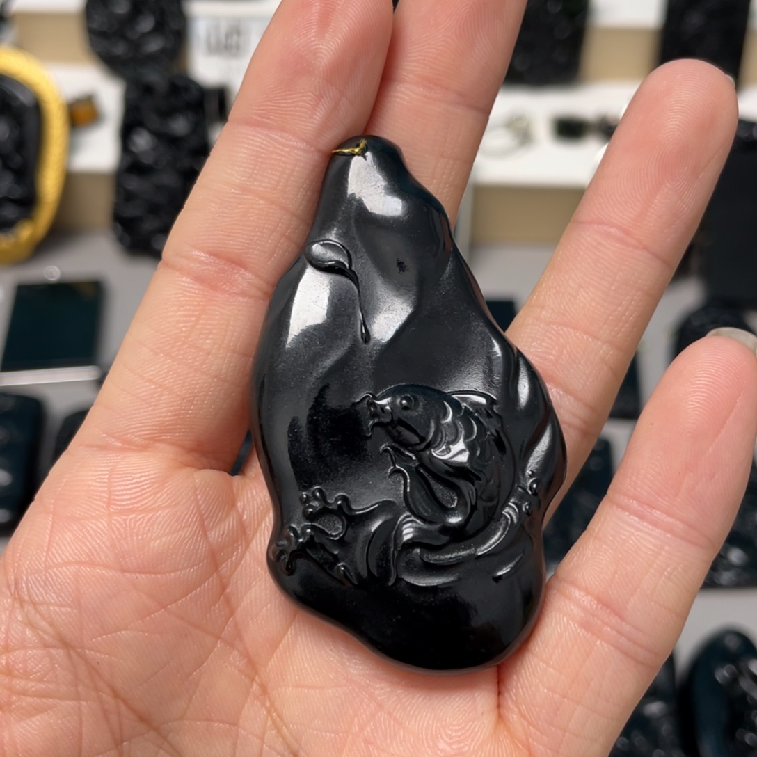 M***苗蛇纹石玉未镶嵌吊坠