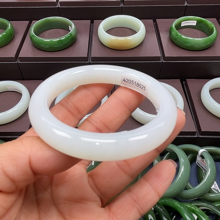 和田玉未镶嵌手镯5556