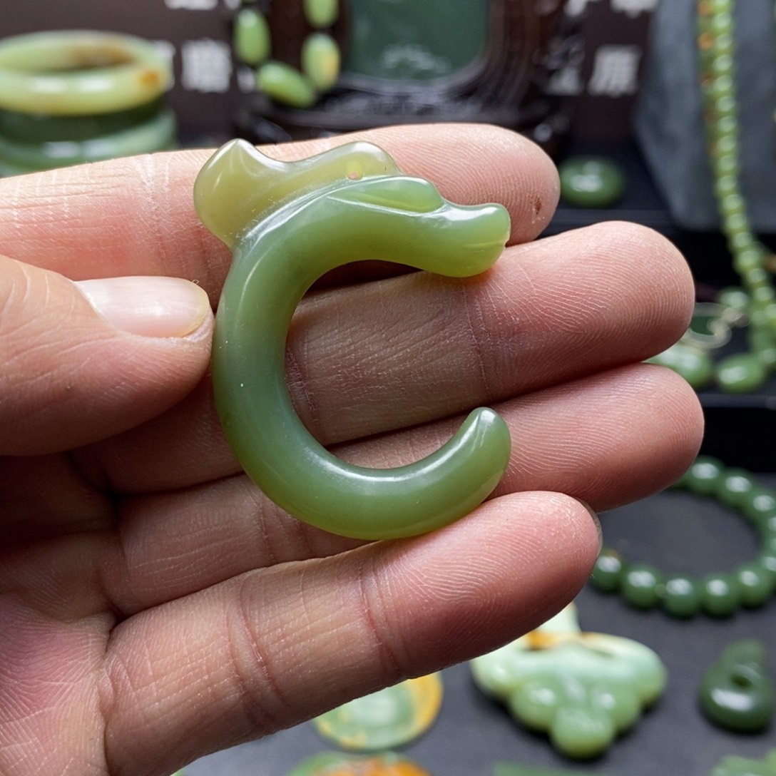 岫岩老玉（透闪石质玉）颈饰未镶嵌