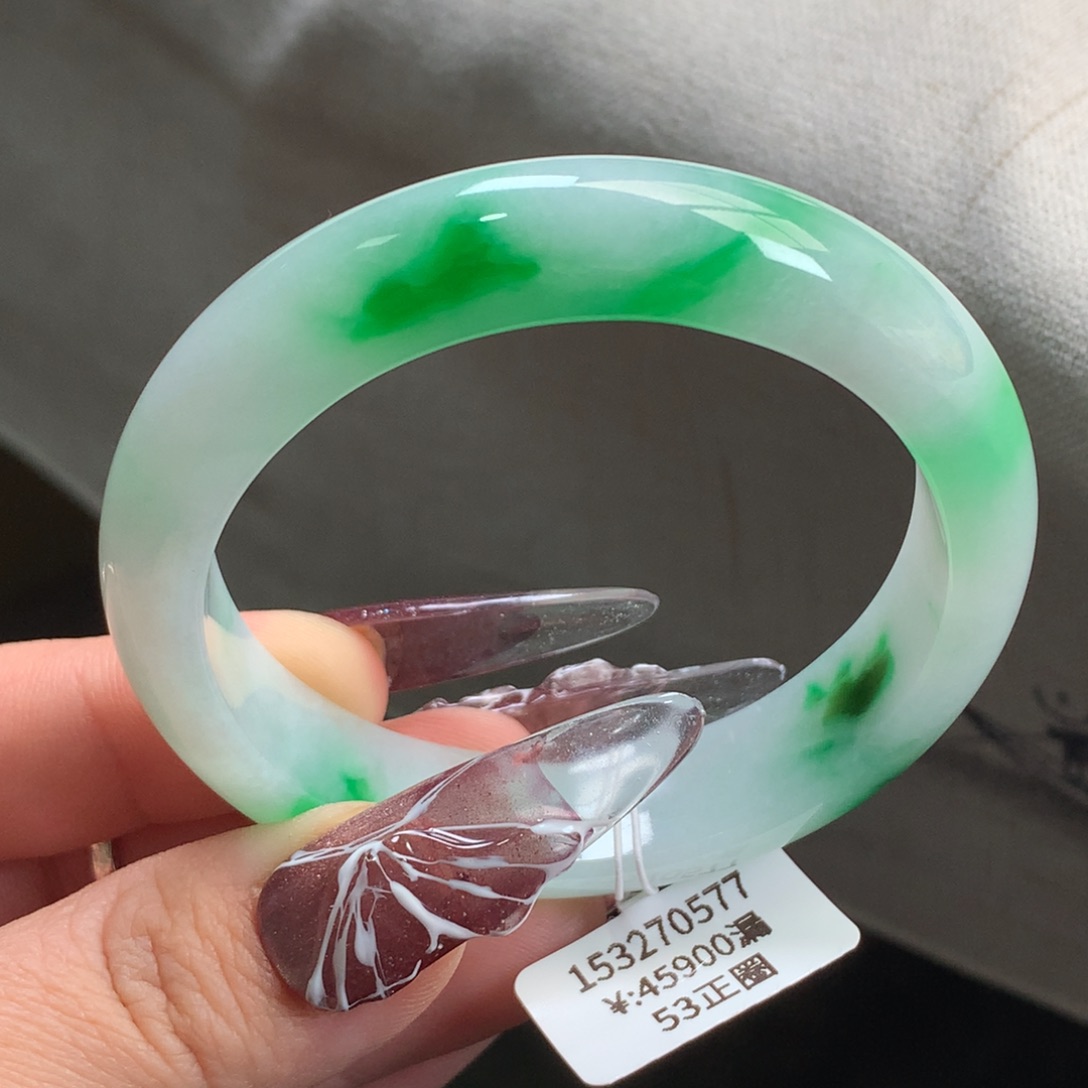 翡翠手镯未镶嵌细糯辣绿飘花正圈（有纹）